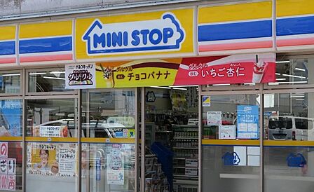 茅ヶ崎駅前の好立地にある便利なコンビニ。通勤・通学途中のサッとした買い出しに最適なだけでなく、淹れたてコーヒーや手軽なコールドスイーツで一息つきたい時にも重宝します。