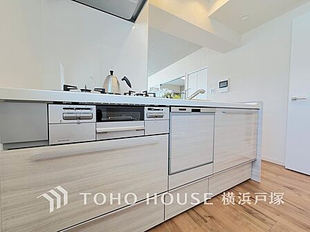 【Kitchen】誰もが使いやすいデザインにこだわったキッチン。プライベートスペースを彩るインテリアとしての美と、快適な日常を支える機能性と強さがひとつになったキッチンです。