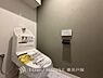 トイレ：【Toilet】清潔感のあるトイレ空間。毎日快適に使えるよう配慮された仕様で、落ち着いて利用できる空間です。