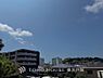 周辺：【View】開放感があり、遮るものもなく気持ちのいい景色が広がります。お部屋にも爽やかな風と暖かく柔らかな日差しが差し込み、毎日の暮らしを豊かに彩ります。