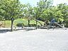 周辺：住宅街に立地しながらも自然あふれる翠の公園。公園内の傾斜を利用したロング滑り台がお子様にも人気です。