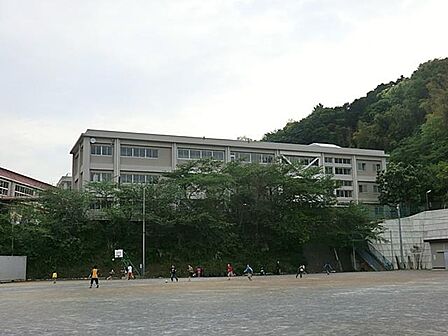 横須賀市立浦郷小学校(850m)のびのびとした教育環境の中で子どもたちの思いやりの心と自主性を育み、保護者や地域の温かい見守りのもと健やかに成長しています。
