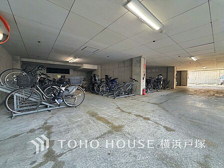 【Cycle lot】管理の行き渡った、整理整頓された清潔感ある駐輪場。屋根付きなので雨風から大事な愛車を守ってくれます。