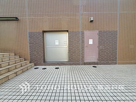 【Garbage dump】敷地内に設けられたごみ置き場。住戸から利用しやすく、日々のごみ出しをスムーズに行えます。