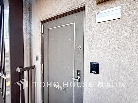 【Entrance】お客様をお迎えする玄関は落ち着いた雰囲気。帰り着くたびに洗練されたテイストの空間に迎えられ誇りと喜びを感じる玄関まわりです。
