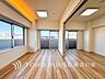 リビング/ダイニング：【Living room】明るく開放的な空間が広がるLDK。室内には豊かな陽光が注ぎ込み、爽やかな住空間を演出。