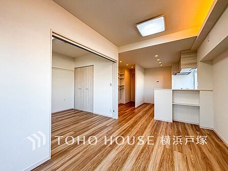 【Living room】ここにはみんなが集い、食事と楽しい会話が始まる。話に夢中になりすぎて、ついつい時を忘れてしまう。そんな束の間の幸せを感じさせてくれる場所。
