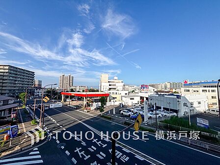 【View】開放感があり、遮るものもなく気持ちのいい景色が広がります。お部屋にも爽やかな風と暖かく柔らかな日差しが差し込み、毎日の暮らしを豊かに彩ります。