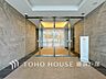 エントランス：【Entrance】足を踏み入れると静穏な時間が流れるエントランスホール。心やすらぐ憩いのスペース。ゆったりと寛ぎながら、思い思いの時間を過ごせる空間です。
