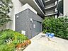 エントランス：【Entrance】居住者の帰り、訪れる方を優しく迎え、やすらぎに満ちた生活空間を予感させる。健やかな暮らしを楽しめそう。