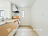 室内：【Kitchen】誰もが使いやすいデザインにこだわったキッチン。プライベートスペースを彩るインテリアとしての美と、快適な日常を支える機能性と強さがひとつになったキッチンです。（B棟）