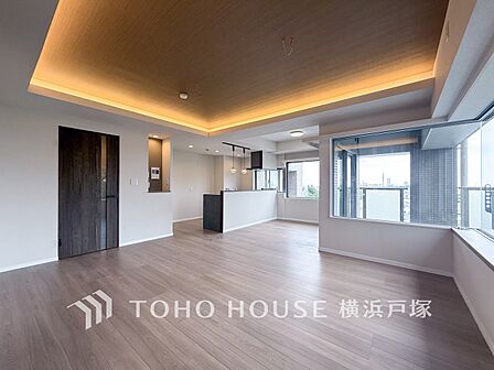 【Living room】広々としたリビングダイニングは、シックでモダンな内装。落ち着いた雰囲気に包まれて、伸びやかな空間の中で、ゆったりと家族団らんのひとときを過ごせます。