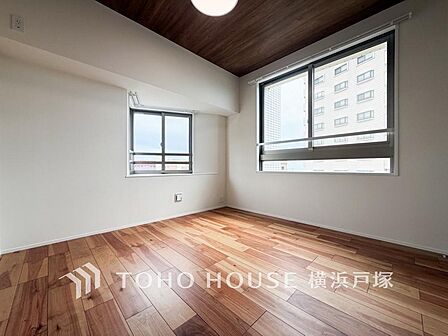 【Room】1日の疲れを癒し、心地よく寛げるようゆったりとした広さを確保しています。プライベートタイムをより優雅に穏やかに…。落ち着いた雰囲気を紡ぎます。
