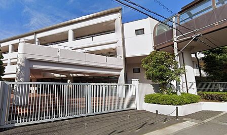 私立湘南白百合学園小学校まで約537m
