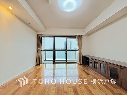 【Living room】家族が自然と集まる、心地よい時間が流れるリビング空間。ゆったりとした雰囲気の中で、くつろぎの時間を楽しめます。