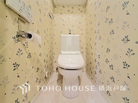 【Toilet】清潔感のあるトイレ空間。毎日快適に使えるよう配慮された仕様で、落ち着いて利用できる空間です。