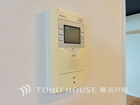 【TVモニタ付きインターホン】誰が来てもわかる様にモニター付きインターホンを設置。快適と安らぎを合わせた優しい設計。