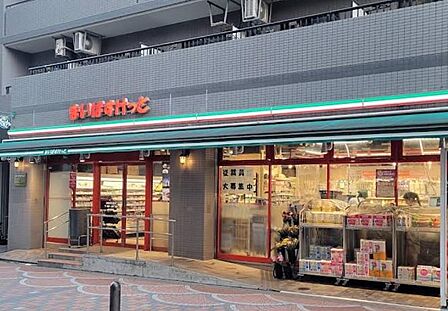 伊勢佐木町エリアの住宅街・商業地に溶け込む都市型小型スーパー。手頃な価格の食料品や日用品が凝縮されており、毎日のちょっとした買い足しに大変便利です。