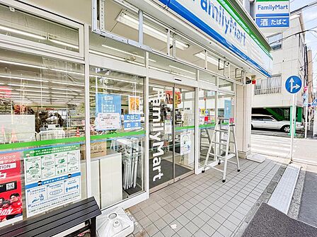 山王町エリアの主要沿道沿いにある立ち寄りやすいコンビニ。人気のファミチキや淹れたてコーヒーが充実しており、駐車場完備で車での利用や休憩に重宝されています。