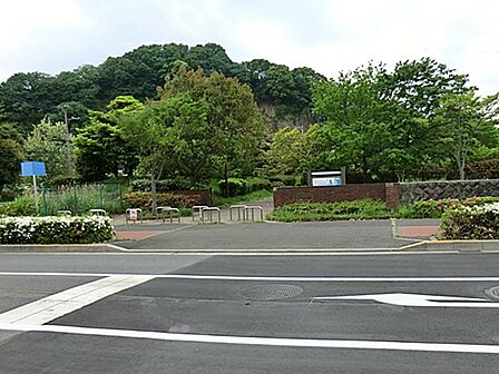 長浜公園まで約180m。2002FIFAワールドカップの公式練習場に指定された「多目的運動広場」(サッカー場)のほか、野球場、テニスコートなどの運動施設が充実。
