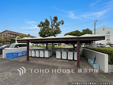 【Garbage dump】敷地内に設けられたごみ置き場。住戸から利用しやすく、日々のごみ出しをスムーズに行えます。