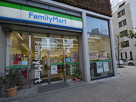 食料品や飲料、日用品などを気軽に購入できるコンビニ。24時間営業で、時間を問わず立ち寄りやすく、日常の買い物にも便利です。