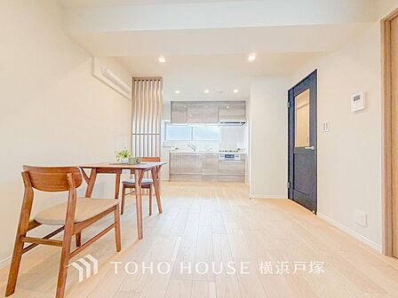 【Living room】光と風が溢れる開放的なリビングダイニングには自然と家族みんなが集まってきます。明るく穏やかな空気の中で飲んだり、食べたり、笑ったり。
