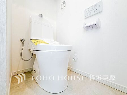【Toilet】いつまでも清潔な空間であって頂けますように、目に留まるだけではなく、汚れをふき取り易いフロアと壁紙をチョイス致しました。洗浄便座になっておりますので、とても清潔にご使用いただけます。