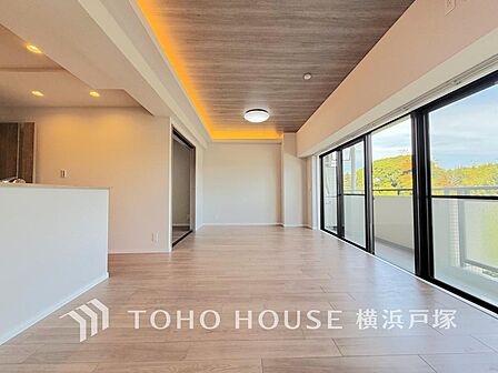 光が注がれる青い空から鮮やかに赤色にゆっくりと染まる。そんな優しい時間がここでは流れてゆく。