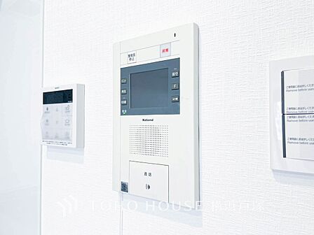 【TVモニタ付きインターホン】誰が来てもわかる様にモニター付きインターホンを設置。快適と安らぎを合わせた優しい設計。