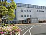 周辺：内科系、外科系、小児科、産婦人科など多岐にわたる診療科を備え、地域医療に貢献しています。中核的な医療機関で、401床の病床を有しています。