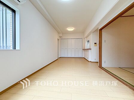 【Living room】明るく開放的な空間が広がるLDK。室内には豊かな陽光が注ぎ込み、爽やかな住空間を演出。