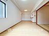 リビング/ダイニング：【Living room】明るく開放的な空間が広がるLDK。室内には豊かな陽光が注ぎ込み、爽やかな住空間を演出。