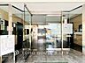 玄関：【Entrance】家族やゲストをやさしく迎える玄関。シンプルな中にセンスが光る、印象的なエントランス空間。