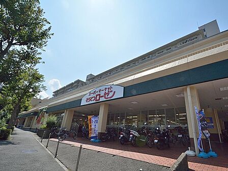 六ツ川エリアの暮らしを支える頼れるスーパーマーケット。新鮮な生鮮食品からこだわりのお惣菜、日用品まで揃い、日常の買い出し拠点として親しまれています。