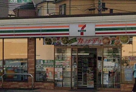 永田台の住宅街沿道に位置する立ち寄りやすいコンビニ。定評のあるお弁当やセブンカフェが充実しており、通勤前後や日常のサッとした用足しに便利です。