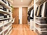寝室：【Room】1日の疲れを癒し、心地よく寛げるようゆったりとした広さを確保しています。プライベートタイムをより優雅に穏やかに…。落ち着いた雰囲気を紡ぎます。
