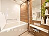 浴室：【Bathroom】1日の疲れを取り心身を癒すことができる住まいの中のリラクゼーション空間、リラックスできるよう優しいカラーをチョイスしました。時を忘れるほどのんびりできる空間に。