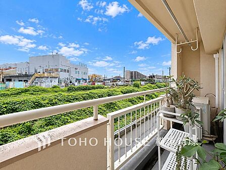 【Balcony】気持ちのいい空が見渡せる広いバルコニー。爽やかな風を感じて、心躍る素敵な暮らしがはじまります。