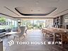 エントランス：【Entrance】スタイリッシュなデザインに彩られたラウンジ。訪れたお客様をお迎えする時も優雅さを添えてくれます。