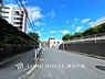 外観：【Frontal road】穏やかな街並みの中で、陽光と開放感を感じながら暮らせる魅力ある住環境です。
