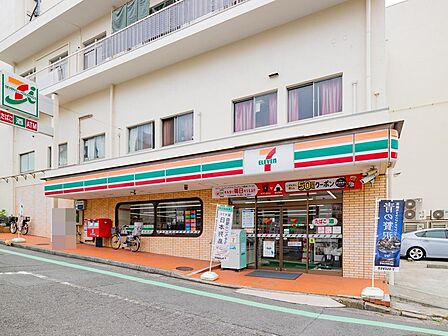 セブンイレブン横浜富岡西1丁目店まで約500m。食品や飲料、日用品などを取り揃えるコンビニ。ちょっとした買い物から毎日の必需品まで、身近な場所で手軽に購入できます