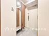 玄関：【Entrance】シンプルながらも洗練された印象の玄関スペース。住まいの入口として、さりげない良質感を感じられる空間です。