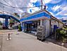 周辺：ローソン西横浜駅前店まで約100m。食品や飲料、日用品などを取り揃えるコンビニ。駅前で立ち寄りやすく、日々のちょっとした買い物や生活に必要なものを手軽に購入できます。
