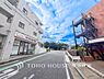 その他：【Frontal road】周辺に建ち並ぶ邸宅も、それぞれに個性がありながらも全体的に瀟洒な雰囲気を醸し出している邸宅街の一角。