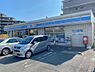 周辺：飲食料品や生活雑貨を取り揃え、周辺住民や通勤・通学者に便利なサービスを提供しています。ATMや宅配便受付などもあり、地域の暮らしをサポートしています。