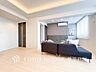 室内：【Living room】家族みんなが爽やかに健やかに過ごせるように、溢れる光をたっぷり取り込んだリビングダイニング。集いの場、憩いの場としての快適性を求めたやすらぎの空間です。