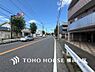 周辺：【Frontal road】周辺に建ち並ぶ邸宅も、それぞれに個性がありながらも全体的に瀟洒な雰囲気を醸し出している邸宅街の一角。