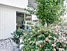 玄関：【Entrance】植栽の位置や開放的なエクステリアも含めて美しくトータルにデザインされています。時間のゆとりと空間、爽やかな陽光がもたらす光と風を贅沢なまでに感じる暮らしが始まります。