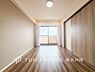 寝室：【Room】1日の疲れを癒し、心地よく寛げるようゆったりとした広さを確保しています。プライベートタイムをより優雅に穏やかに…。落ち着いた雰囲気を紡ぎます。